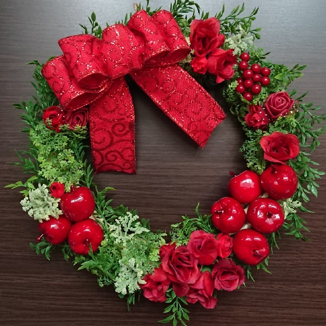 クリスマス リース♥️薔薇・りんご【24cm】 ハンドメイドのフラワー/ガーデン(リース)の商品写真