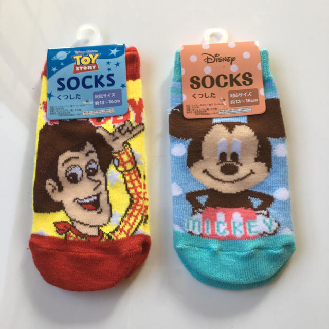 Disney(ディズニー)のディズニー 靴下とガーゼセット キッズ/ベビー/マタニティのこども用ファッション小物(靴下/タイツ)の商品写真