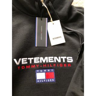 バレンシアガ(Balenciaga)のVetements tommyコラボパーカー(パーカー)