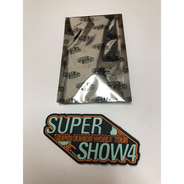 SUPER JUNIOR(スーパージュニア)のSUPER SHOW4 バッジ エンタメ/ホビーのタレントグッズ(アイドルグッズ)の商品写真