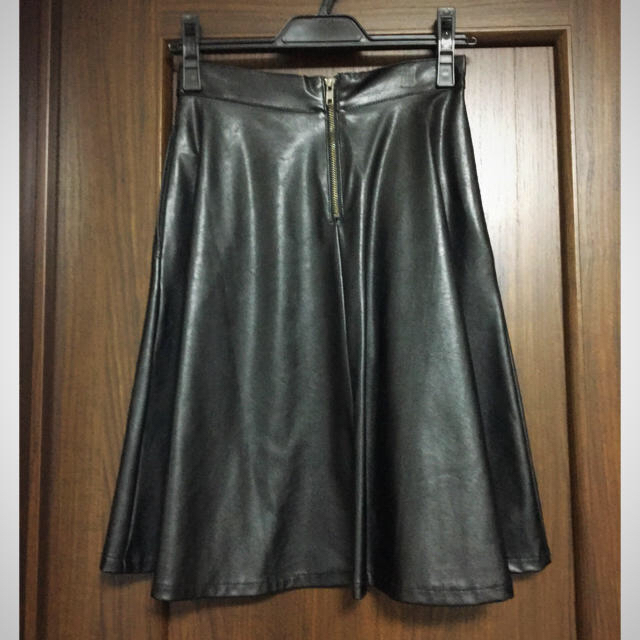 FOREVER 21(フォーエバートゥエンティーワン)のレザー ひざ丈スカート レディースのスカート(ひざ丈スカート)の商品写真