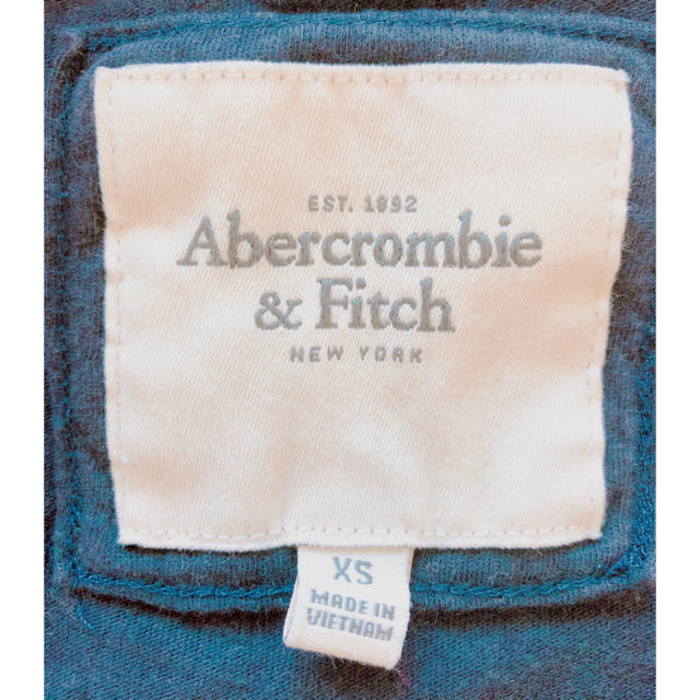 Abercrombie&Fitch(アバクロンビーアンドフィッチ)のアバクロ Tシャツ ネイビー レディースのトップス(Tシャツ(半袖/袖なし))の商品写真