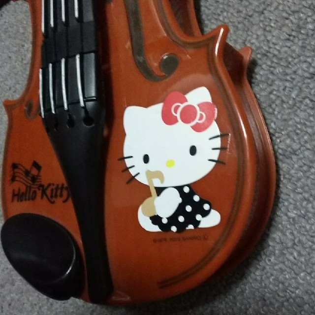 サンリオ(サンリオ)のキティちゃん おもちゃのバイオリン キッズ/ベビー/マタニティのおもちゃ(楽器のおもちゃ)の商品写真