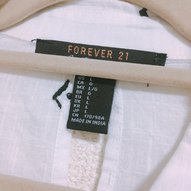 FOREVER 21(フォーエバートゥエンティーワン)の白シャツ　 レディースのトップス(シャツ/ブラウス(長袖/七分))の商品写真