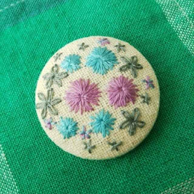 くるみボタン 刺繍【ブローチ】花 ハンドメイドのアクセサリー(コサージュ/ブローチ)の商品写真