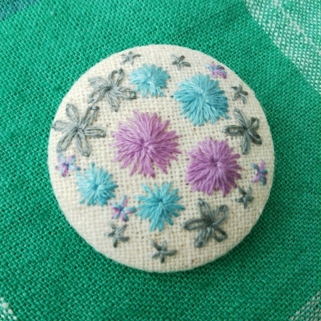 くるみボタン 刺繍【ブローチ】花 ハンドメイドのアクセサリー(コサージュ/ブローチ)の商品写真