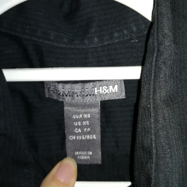 H&M(エイチアンドエム)のH&M 黒半袖シャツ メンズ メンズのトップス(シャツ)の商品写真