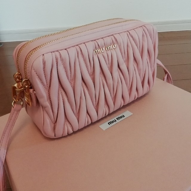 miumiu   miu miu ミニバッグ マテラッセ ピンク 新品の通販 by ふみ's