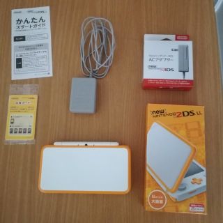 ニンテンドー2DS(ニンテンドー2DS)の(中古)Newニンテンドー2DSLL本体　ホワイト×オレンジ　ACアダプター付(携帯用ゲーム機本体)