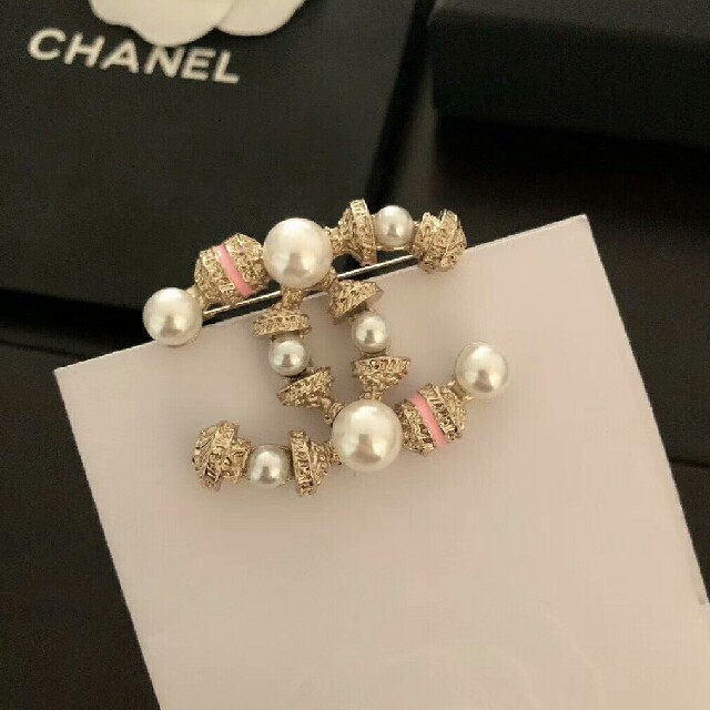 CHANEL(シャネル)のブローチ/コサージュCHANEL レディースのアクセサリー(ブローチ/コサージュ)の商品写真