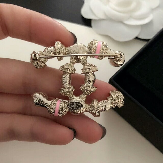 CHANEL(シャネル)のブローチ/コサージュCHANEL レディースのアクセサリー(ブローチ/コサージュ)の商品写真