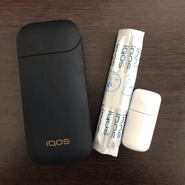 IQOS(アイコス)のiQOS2.4pチャージャー(クリーナー付き) メンズのファッション小物(タバコグッズ)の商品写真