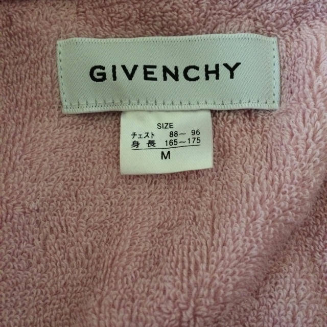 GIVENCHY(ジバンシィ)のGIVENCHY ピンク バスローブ 未使用品 レディースのルームウェア/パジャマ(ルームウェア)の商品写真