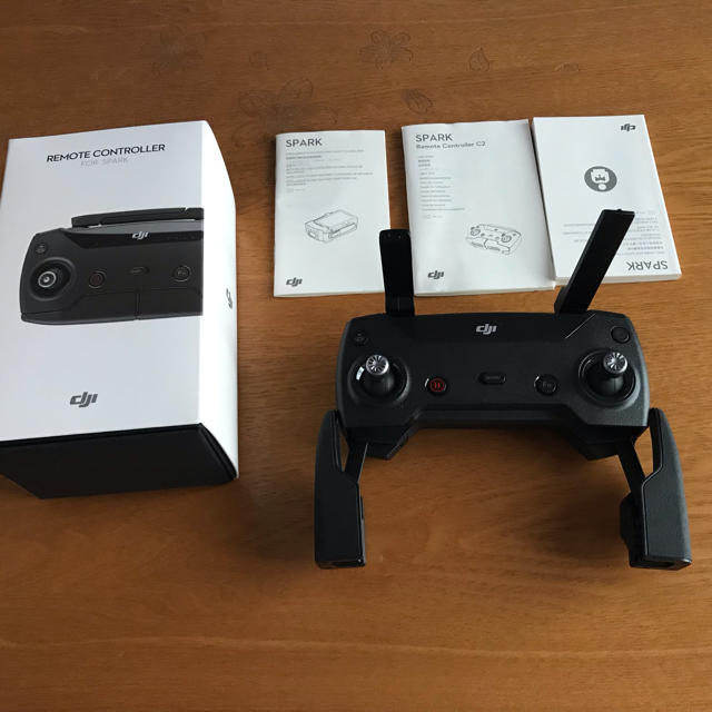 DJI SPARK ホワイト 送信機付き エンタメ/ホビーのおもちゃ/ぬいぐるみ(ホビーラジコン)の商品写真