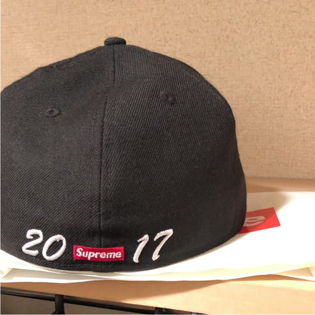 Supreme(シュプリーム)のSupreme newera コラボ キャップ 17aw 7 1/4 メンズの帽子(キャップ)の商品写真