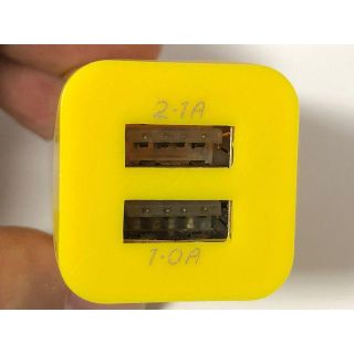 ２ポート同時充電可能充電器（イエロー＆ローズ）2個(バッテリー/充電器)