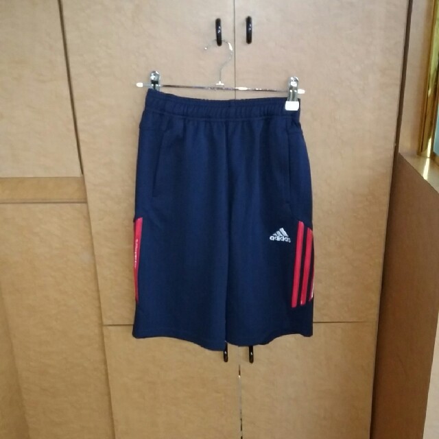 adidas(アディダス)のAdidas ジャージハーフパンツｓｉｚｅ140 キッズ/ベビー/マタニティのキッズ服男の子用(90cm~)(パンツ/スパッツ)の商品写真