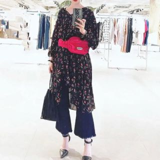 ザラ(ZARA)の値下げしました！ZARA♡花柄ワンピース  プリントワンピース  (ひざ丈ワンピース)