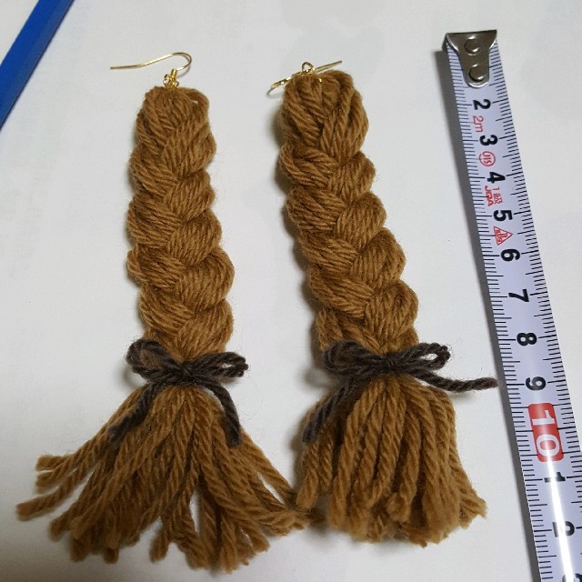 三つ編みピアス おさげ リボン 毛糸 フック ゴールド ブラウン ハンドメイドのアクセサリー(ピアス)の商品写真