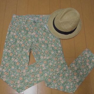 アルシーヴ(archives)の花柄スキニーパンツ(チノパン)