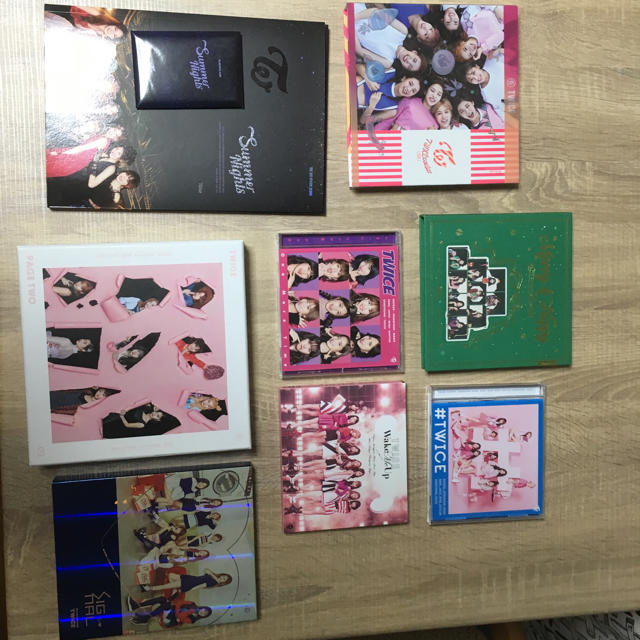 CD8枚   DVD1枚    トレカ27枚  ポストカード4枚   エンタメ/ホビーのCD(K-POP/アジア)の商品写真