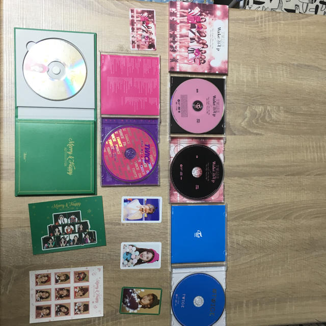 CD8枚   DVD1枚    トレカ27枚  ポストカード4枚   エンタメ/ホビーのCD(K-POP/アジア)の商品写真