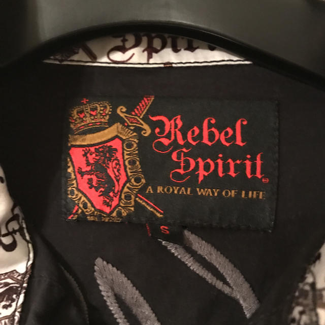 A&G(エーアンドジー)のRebel Spirit ワイシャツ  Sサイズ メンズのトップス(シャツ)の商品写真