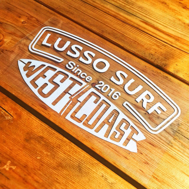 QUIKSILVER(クイックシルバー)のカリフォルニアスタイル☆LUSSOSURFステッカー 白 防水シール WTW スポーツ/アウトドアのスポーツ/アウトドア その他(サーフィン)の商品写真