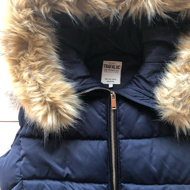 Zara ファー付きダウンベスト ネイビー レディースのジャケット/アウター(ダウンベスト)の商品写真