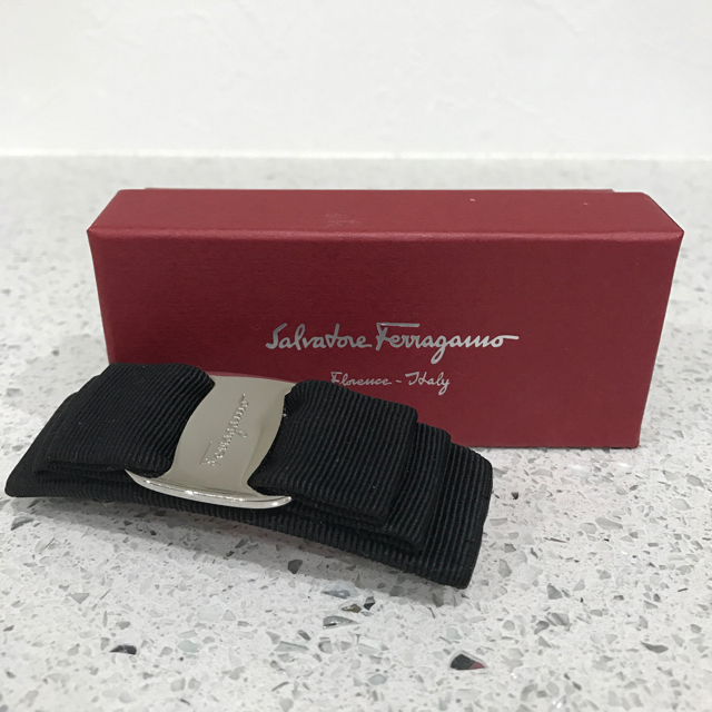 Salvatore Ferragamo(サルヴァトーレフェラガモ)のフェラガモ  ヴァラ  リボンバレッタ  デパート正規品 レディースのヘアアクセサリー(バレッタ/ヘアクリップ)の商品写真