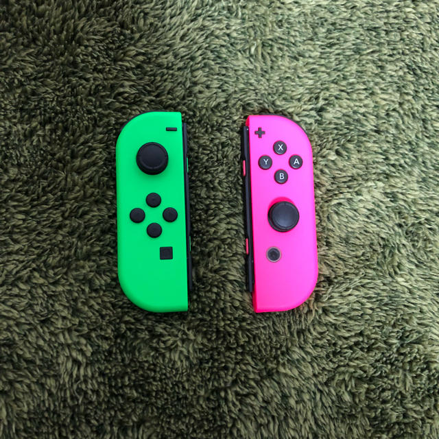 Nintendo Switch(ニンテンドースイッチ)のジョイコン スプラトゥーンカラー 中古 エンタメ/ホビーのゲームソフト/ゲーム機本体(家庭用ゲーム機本体)の商品写真