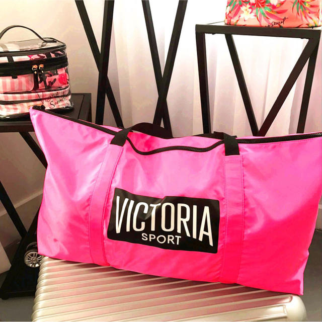 Victoria's Secret(ヴィクトリアズシークレット)のVictoria’s Secret 「新品」ヨガバッグ スポーツバッグ レディースのバッグ(ショルダーバッグ)の商品写真