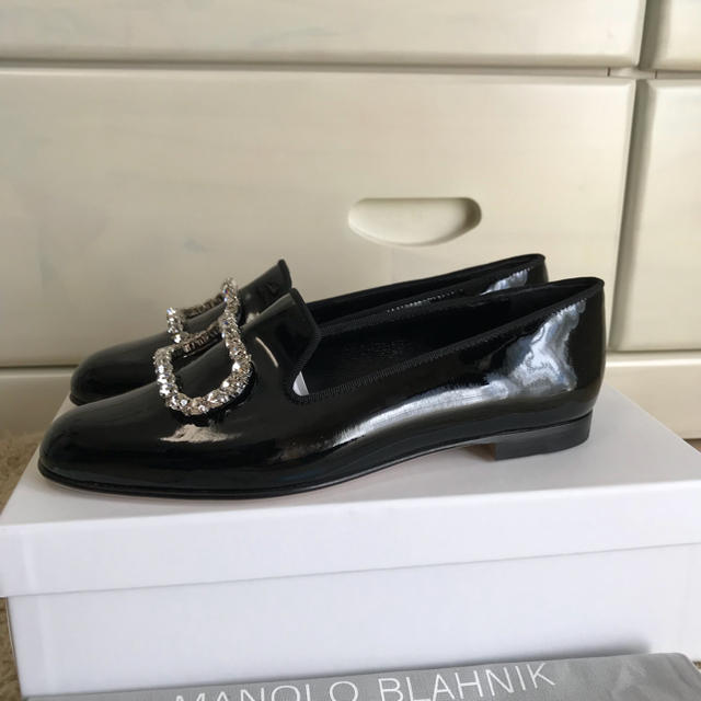 MANOLO BLAHNIK(マノロブラニク)のDrawer購入MANOLO BLAHNIK ビジューフラットシューズ レディースの靴/シューズ(ローファー/革靴)の商品写真