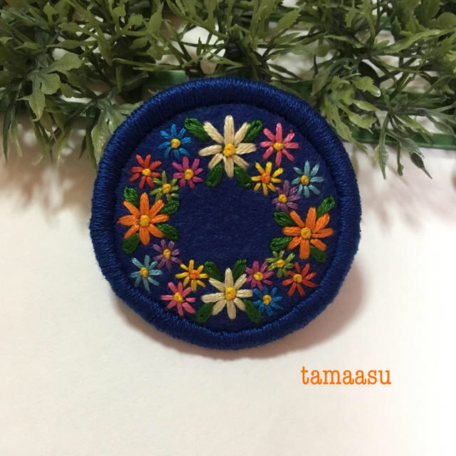 141.お花の刺繍ブローチ✴︎受注製作 ハンドメイドのアクセサリー(コサージュ/ブローチ)の商品写真