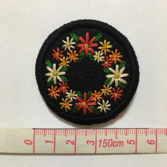143.お花の刺繍ブローチ✴︎受注製作 ハンドメイドのアクセサリー(コサージュ/ブローチ)の商品写真