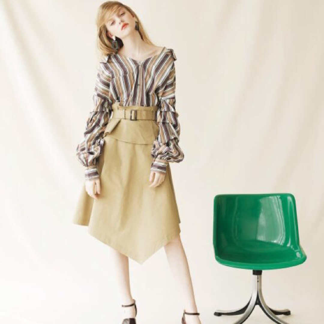 REDYAZEL(レディアゼル)のREDYAZEL オーバーベルト付きイレギュラーヘムフレアスカート　ネイビー　M レディースのスカート(ひざ丈スカート)の商品写真