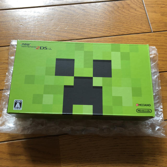 ニンテンドー2DS(ニンテンドー2DS)のMINECRAFTNewニンテンドー2DS LL CREEPER EDITION エンタメ/ホビーのゲームソフト/ゲーム機本体(携帯用ゲーム機本体)の商品写真