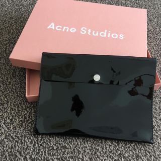 アクネ(ACNE)のAcne Studios エナメルクラッチ(クラッチバッグ)