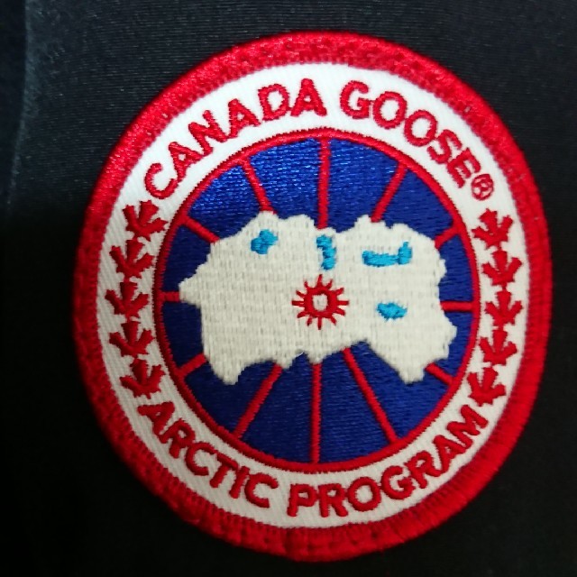 CANADA GOOSE(カナダグース)のカナダグース 黒Ｓ美品 正規代理店購入 ダウン グース パーカー メンズのジャケット/アウター(ダウンジャケット)の商品写真