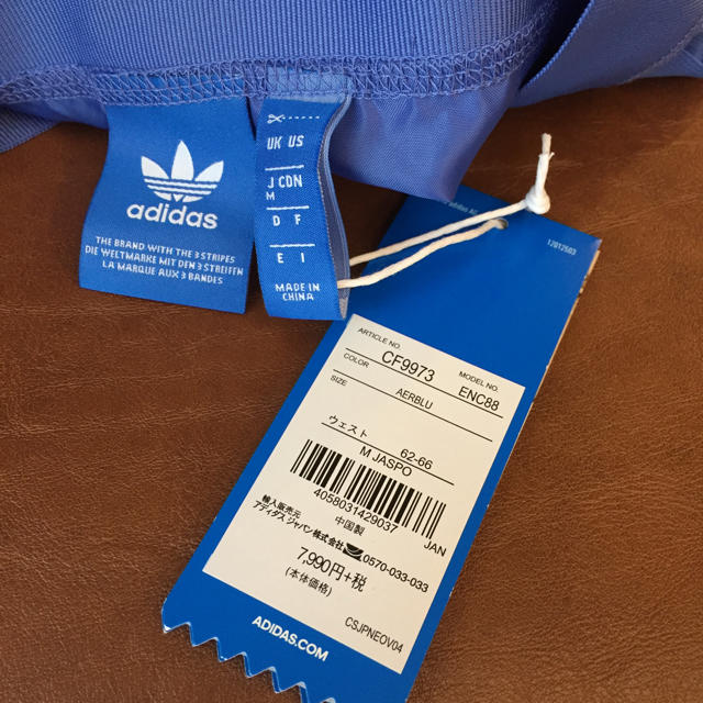 adidas(アディダス)の新品未使用タグ付き 送料無料 adidas プリーツスカート レディースのスカート(ひざ丈スカート)の商品写真