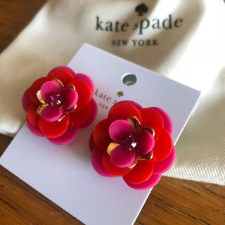 ケイトスペードニューヨーク(kate spade new york)の【sale】 kate spade 新品 ピアス フラワー 赤(ピアス)