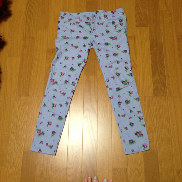 RODEO CROWNS(ロデオクラウンズ)のロデオクラウンズ☆水色の花柄パンツ レディースのパンツ(デニム/ジーンズ)の商品写真