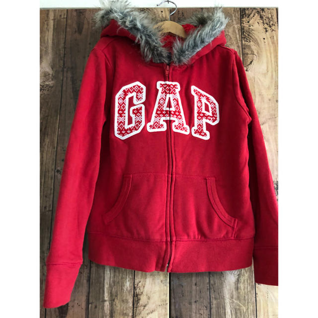 GAP(ギャップ)の未使用品 GAP 裏ボア スパンコール ロゴ ファー付 パーカー 赤 130   キッズ/ベビー/マタニティのキッズ服女の子用(90cm~)(ジャケット/上着)の商品写真