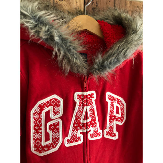 GAP(ギャップ)の未使用品 GAP 裏ボア スパンコール ロゴ ファー付 パーカー 赤 130   キッズ/ベビー/マタニティのキッズ服女の子用(90cm~)(ジャケット/上着)の商品写真