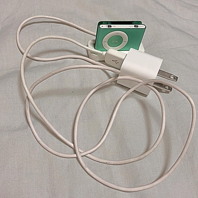 Apple(アップル)のiPod shuffle 2GB + 充電器 スマホ/家電/カメラのオーディオ機器(ポータブルプレーヤー)の商品写真