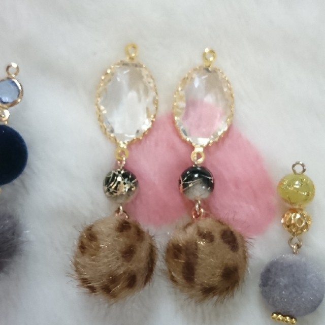 流行中♡キラキラ大人レオパードファーボールピアス(イヤリング・樹脂 ...