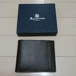 アクアスキュータム(AQUA SCUTUM)の新品　二つ折財布　小銭入れ無し(箱付き)(折り財布)