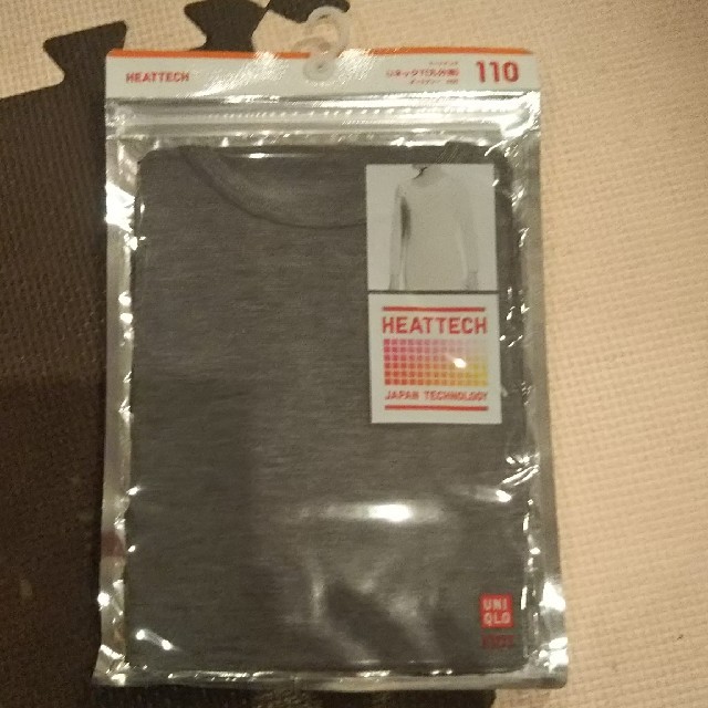 UNIQLO(ユニクロ)の新品 ユニクロ ヒートテック グレー UネックTシャツ 九分袖 110 キッズ/ベビー/マタニティのキッズ服男の子用(90cm~)(下着)の商品写真