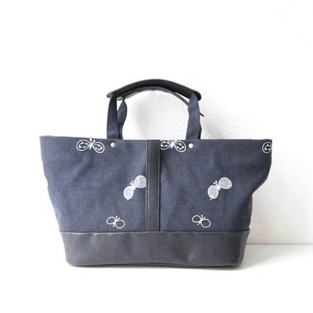 mina perhonen(ミナペルホネン)のミナペルホネン calzone bag choucho 小 バッグ 即完売 レディースのバッグ(ハンドバッグ)の商品写真