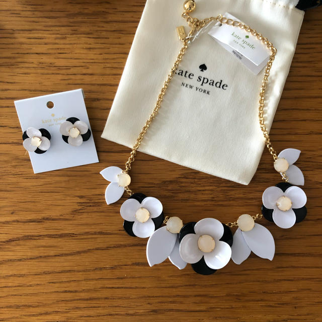 kate spade new york(ケイトスペードニューヨーク)のyoko様専用 セット kate spade 新品 ネックレス&ピアス  レディースのアクセサリー(ネックレス)の商品写真